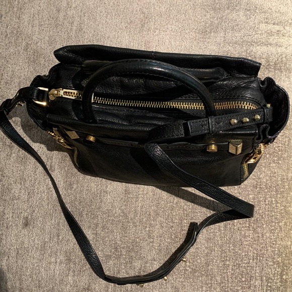 BOTKIER Black leather crossbody bag w / gold zippers and hardware - Picture 2 of 6